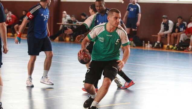 Joueur de handball sur terrain