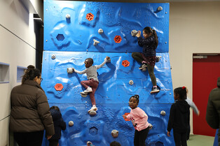 251219 Mur d'escalade au Village de Noël