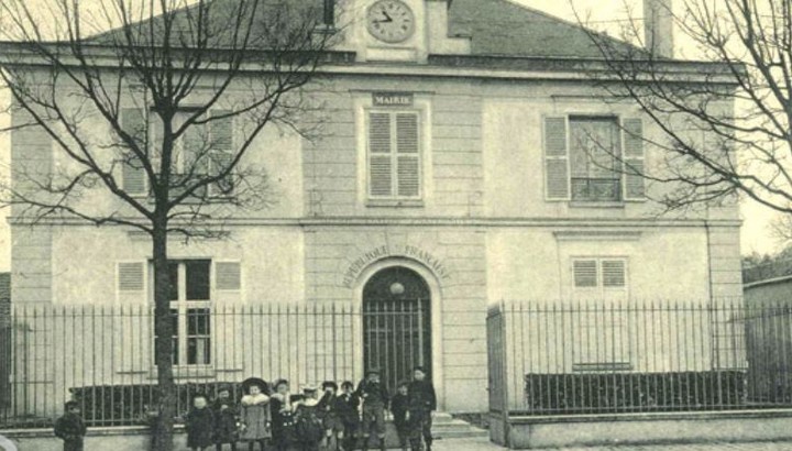 Groupe d'écoliers devant la mairie - photo ancienne