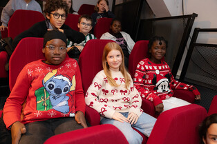 251218 Séance de cinéma de Noël pour les scolaires à la salle Gérard-Philippe