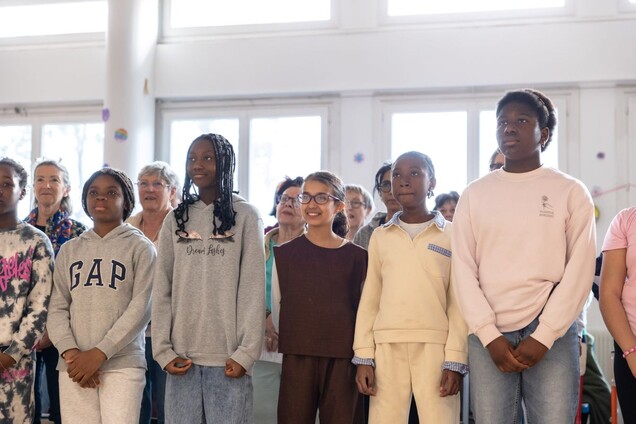 Répétitions concert participatif et intergénérationnel à la salle Gérard-Philipe réunissant habitants, écoliers et artistes lyriques dans le cadre des Concerts de Poche