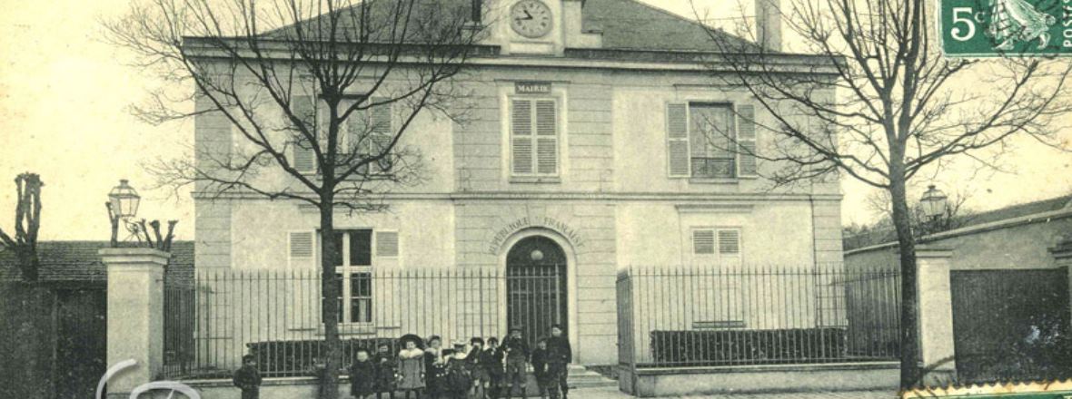 Groupe d'écoliers devant la mairie - photo ancienne