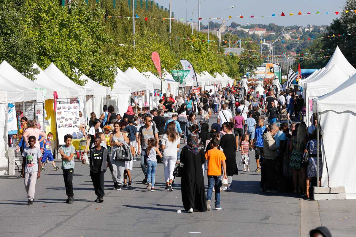Foule sur la rue Jean Catelas à la fête de la ville en 2016